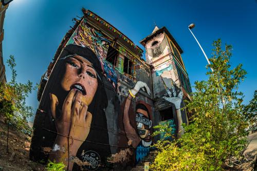 Graffiti-Kirche in Olhao, Portugal
