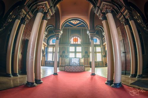Säulen, Bögen und Architektur im neumarischen Stil im Leipziger Stadtbad