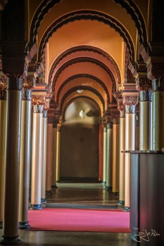 Toller Durchgang aus Säulen und Bögen in der Damensauna im Leipziger Stadtbad