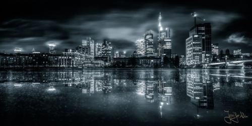 Nachtaufnahme der Frankfurter Skyline
