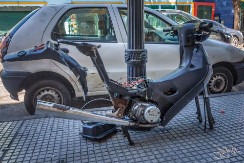 La Boca - Buenos Aires / Argentinien - Die Überreste eines Rollers...