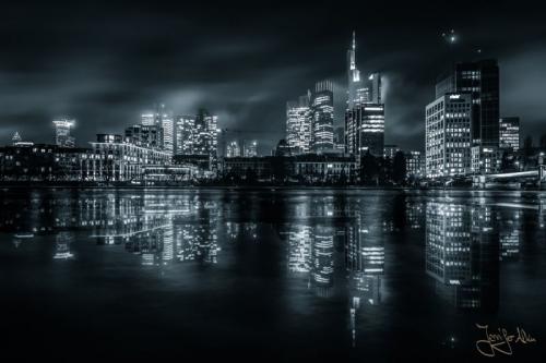 Nachtaufnahme der Frankfurter Skyline