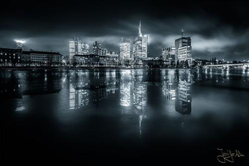 Nachtaufnahme der Frankfurter Skyline