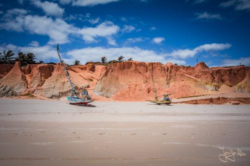 Kleine Fischerboote am Strand von Praia de Canoa Quebrada
