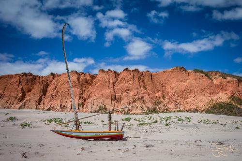 Kleine Fischerboote am Strand von Praia de Canoa Quebrada