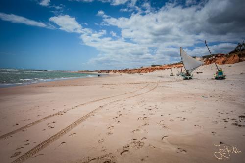 Kleine Fischerboote am Strand von Praia de Canoa Quebrada