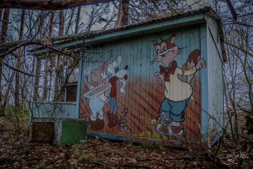 Das Kinderferienlager „Izumrudnoye“ - Kunterbunt bemalte Holzhütten mit Märchenfiguren  