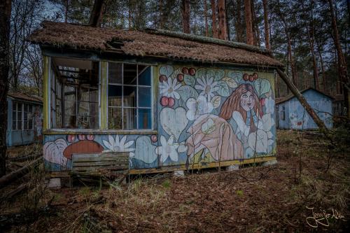 Das Kinderferienlager „Izumrudnoye“ - Kunterbunt bemalte Holzhütten mit Märchenfiguren  