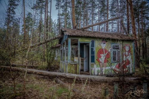 Das Kinderferienlager „Izumrudnoye“ - Kunterbunt bemalte Holzhütten mit Märchenfiguren  