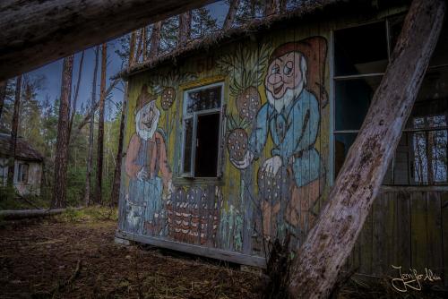 Feuer in Tschernobyl – R.I.P. Kinderferienlager „Izumrudnoye“ - Kunterbunt bemalte Holzhütten mit Märchenfiguren  