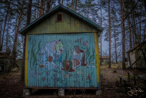 Feuer in Tschernobyl – R.I.P. Kinderferienlager „Izumrudnoye“ - Kunterbunt bemalte Holzhütten mit Märchenfiguren  