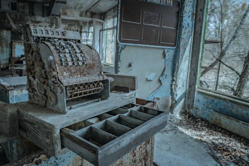 Eine alte verrostete Kasse in der verlassenen Schule