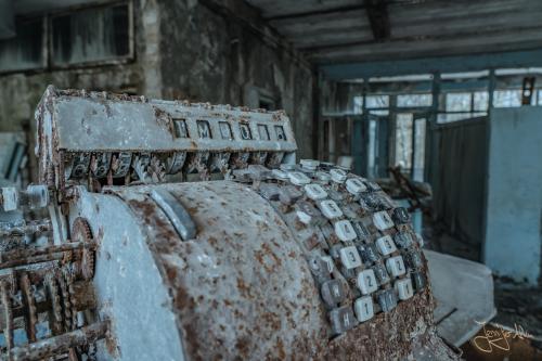 Detailaufnahme einer verrosteten Kasse in der verlassenen Schule