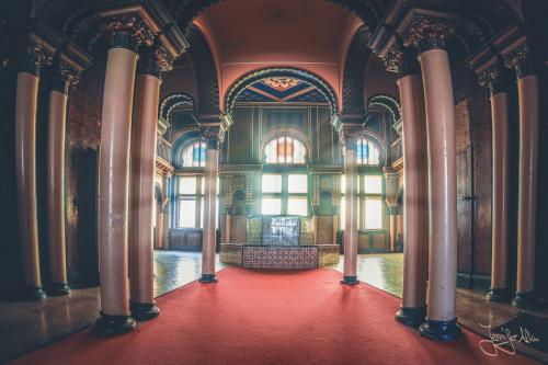 Säulen, Bögen und Architektur im neumarischen Stil im Leipziger Stadtbad