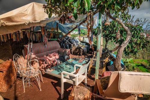 Kreativ gestaltete Sitzecke die Überdacht ist