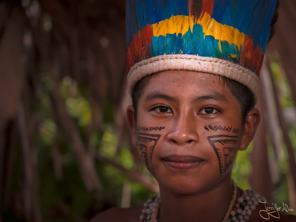 Dieses Bild zeigt einen jungen Mann aus dem indigenen Volk bei meiner Manaus Tour