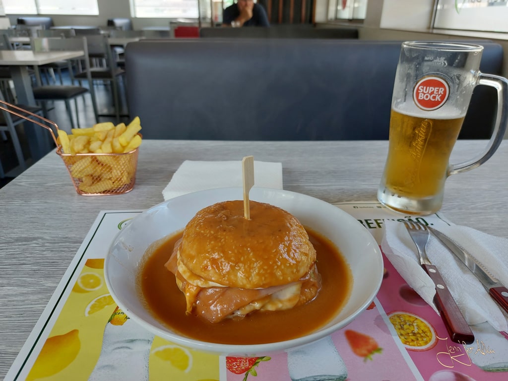 Dieses Bild zeigt einen Hamburger mit der typischen Sauce Francesinha in Portugal