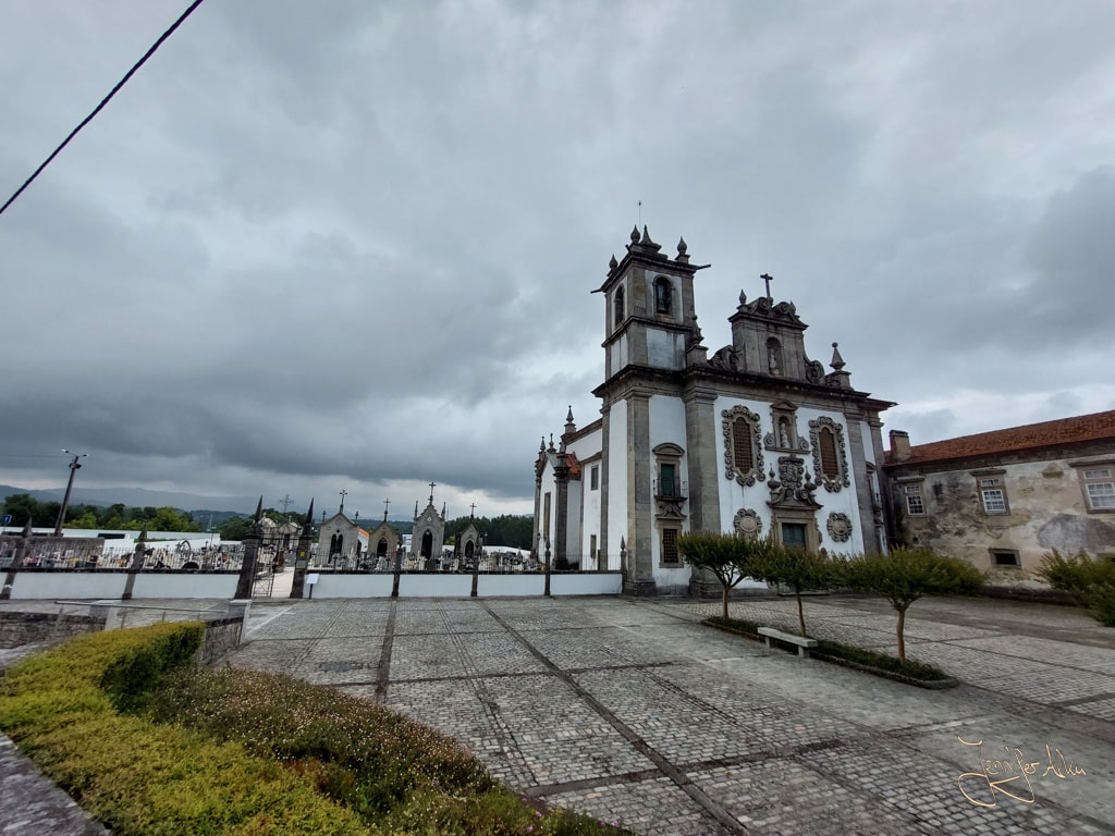 Dieses Bild zeigt eine Kirche auf der 3. Etappe des Küstenwegs in Portugal