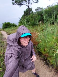 Dieses BIld zeigt Jennifer Alka im Regenponcho auf dem Jakobsweg