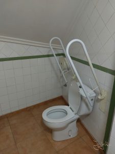 Dieses Bild zeigt eine behindertengerechte oder auch pilgerfreundliche Toilette