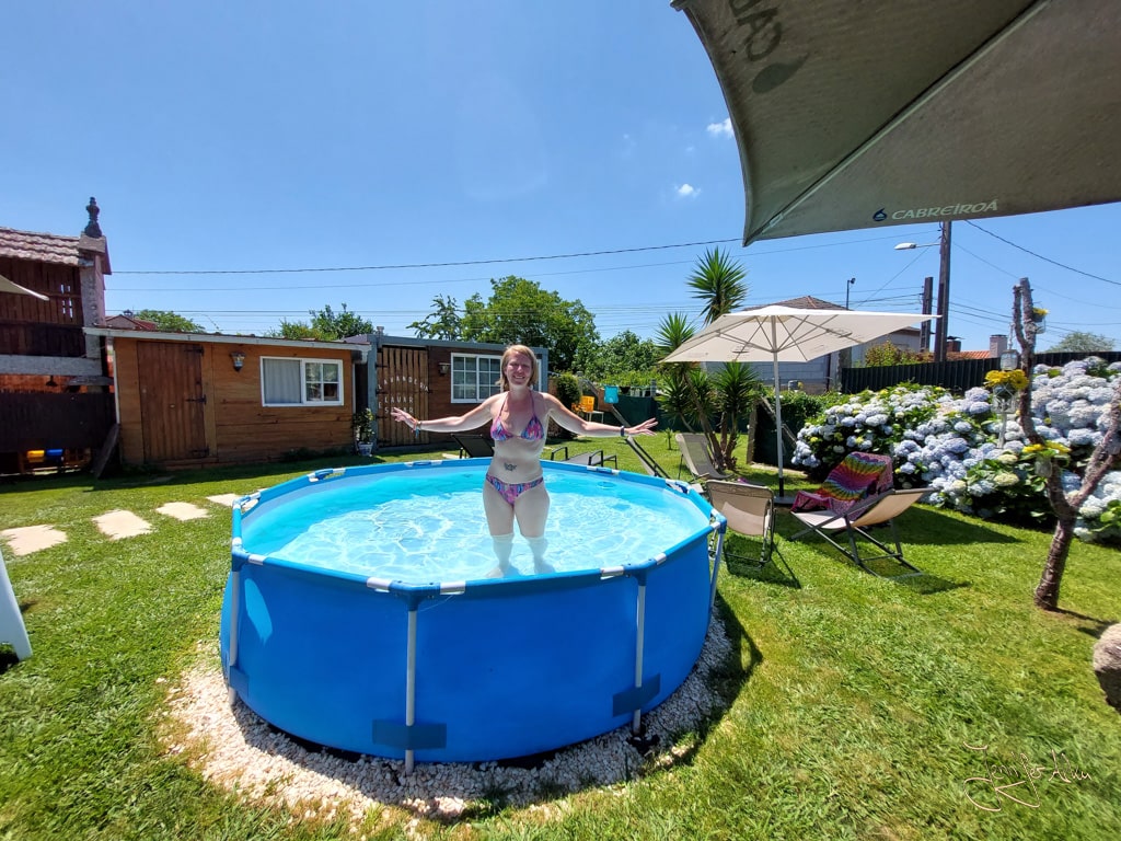 Dieses Bild zeigt Jennifer Alka im Pool nach einem Tag auf dem Camino Portugues