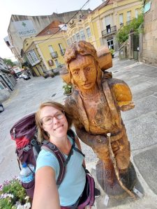 Dieses Bild zeigt Jennifer Alka mit einer Pilgerstatue