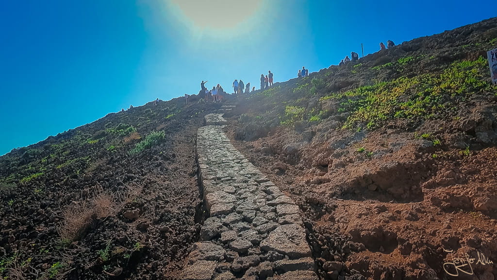 Steiler Aufstieg zum Vulkankrater Calderon Hondo auf Fuerteventura