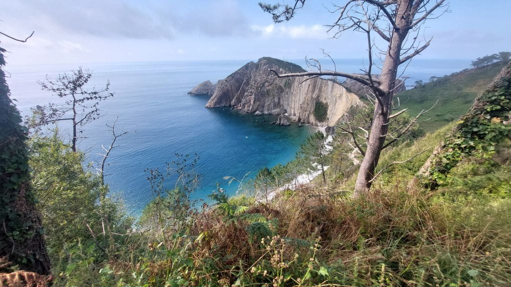 Playa Silencio an der spanischen Nordküste aus der Vogelperspektive