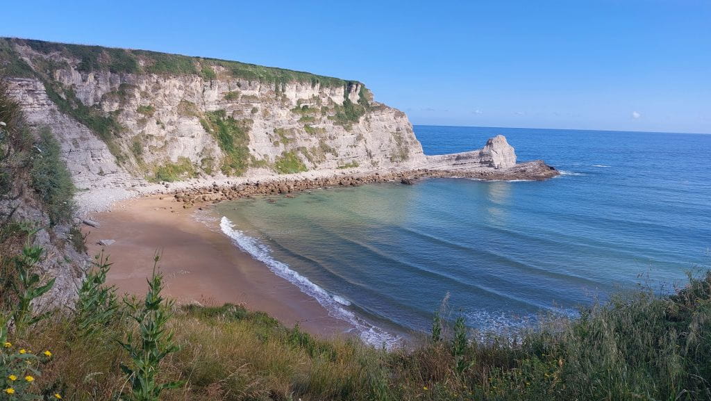 Weitläufiger Strand mit Steilküste am Camino del Norte aus der Vogelperspektive