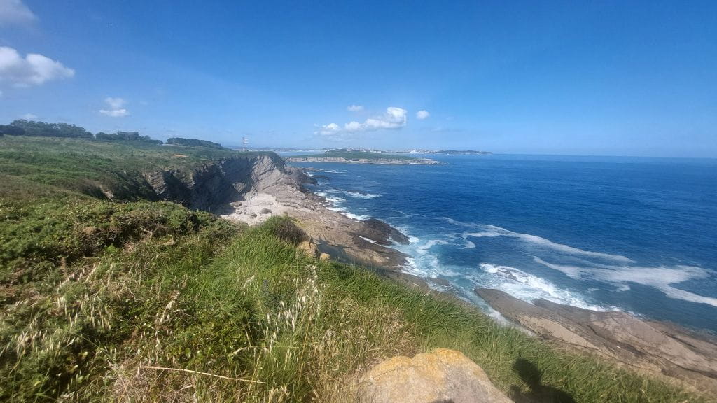 Beeindruckende Felsformationen an der Küste des Camino del Norte