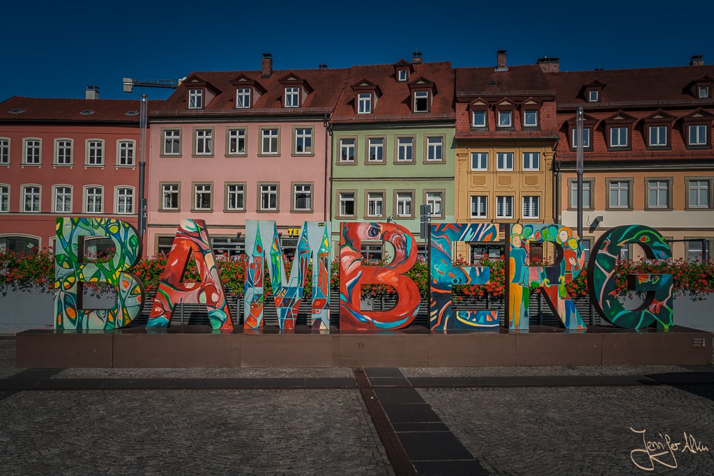 Dieses Bild zeigt die bunt verzierten Buchstaben "Bamberg" auf dem Maxplatz.