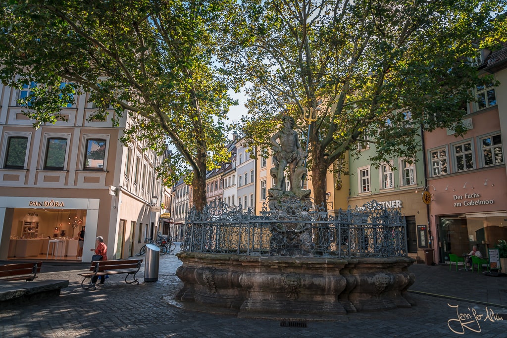 Dieses Bild zeigt den Gabelmannbrunnen / Neptunsbrunnen am Grünen Markt in Bamberg bei meinem Rundgang durch die Sehenswürdigkeiten von Bamberg