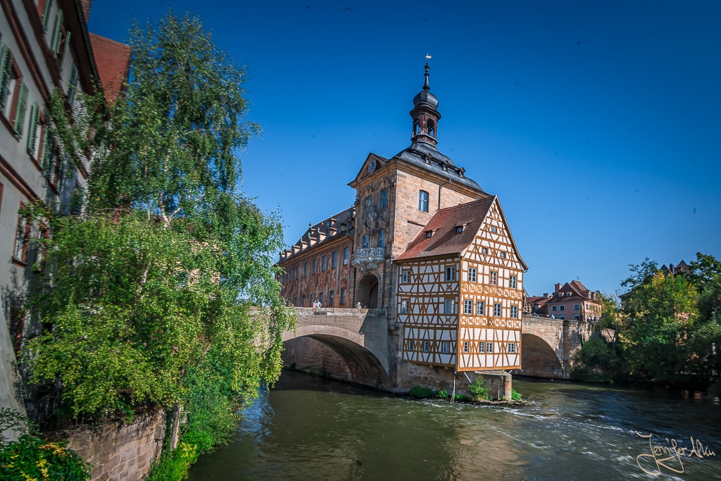 Dieses Bild zeit das Alte Rathaus fotografiert vom Geyerswörthsteg bei meinem Rundgang durch die Sehenswürdigkeiten in Bamberg an einem Tag