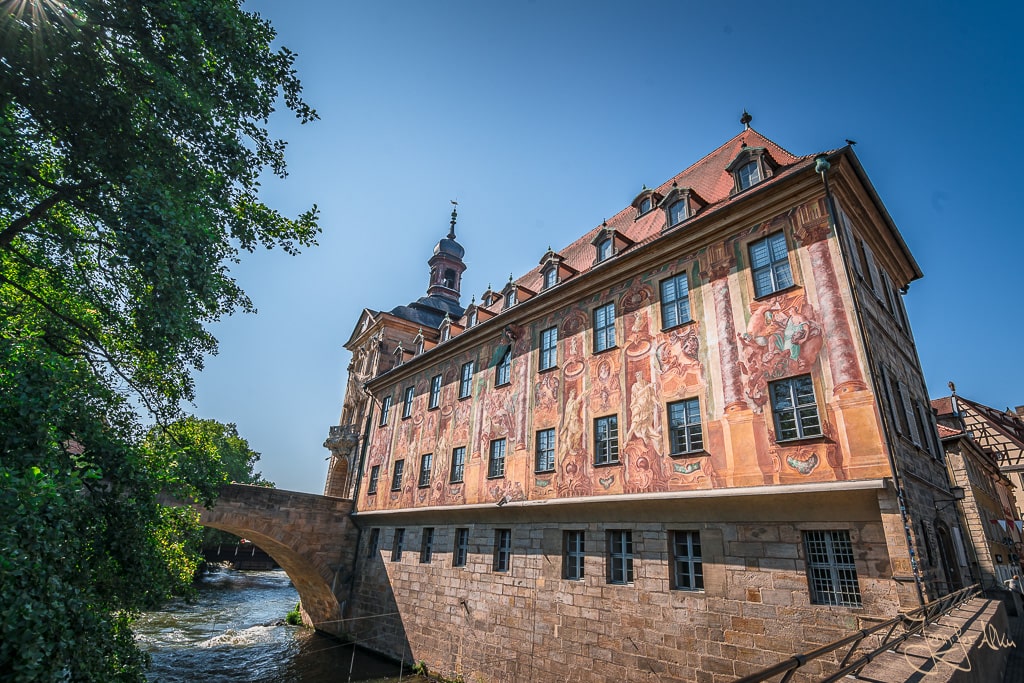 Dieses Bild zeigt die Malereien am Alten Rathaus in Bamberg aus der Ansicht von der Unteren Brücke