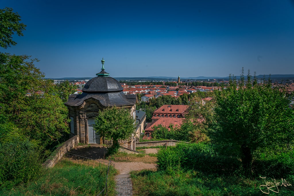 Dieses Bild zeigt den Garten vom Kloster Michaelsberg mit den Gebäuden durch die man hindurchgehen muss um den Ertalweg hinunter zur Sandstraße zu gehen