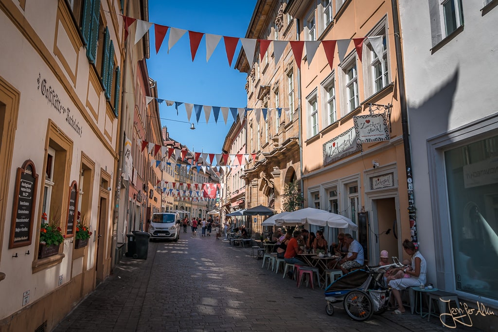 Dieses Bild zeigt die Sandstraße in Bamberg geschmückt für die Sandkerwa