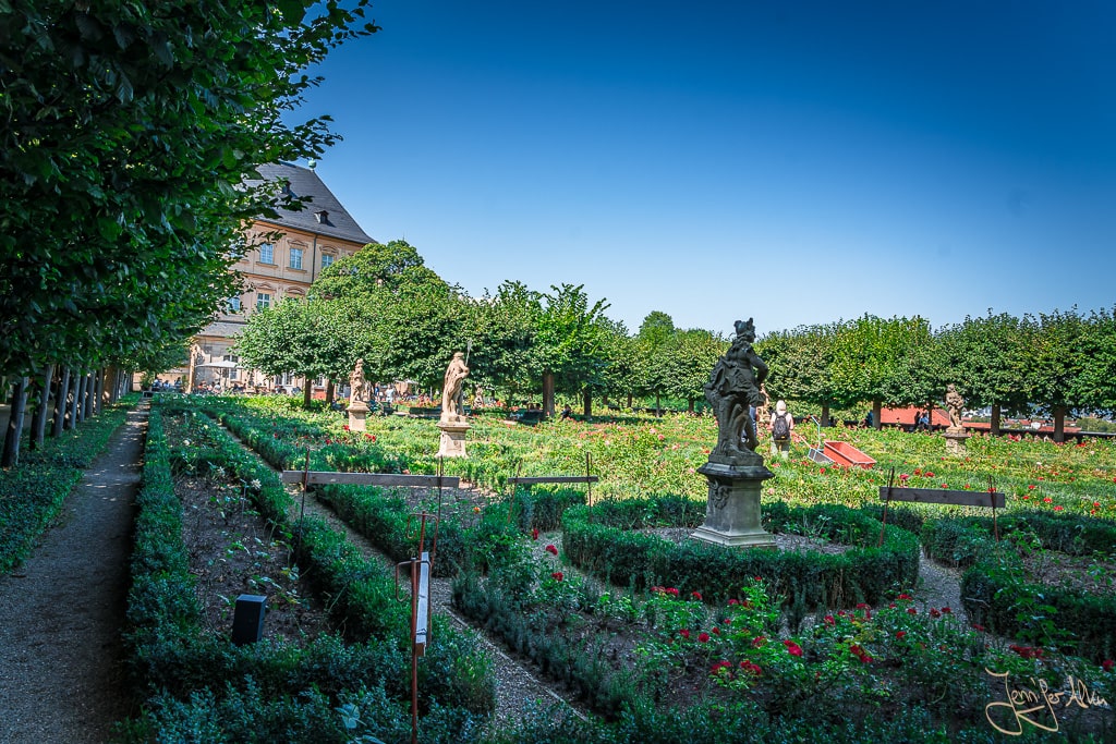 Dieses Bild zeigt den malerischen Rosengarten / Rosarium im Sommer