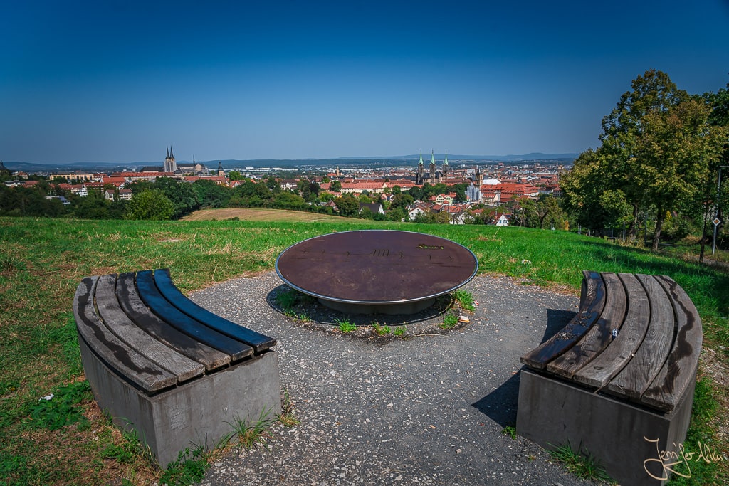 Dieses Bild zeigt den Aussichtspunkt kurz vor der Altenburg. Auf der Tafel sind die Kirchtürme markiert, damit man sich besser zurecht finden kann