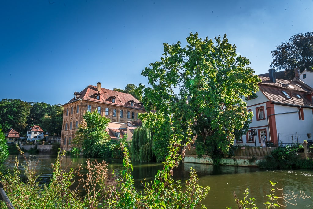 Dieses Bild zeigt die Regnitz von der Straße Mühlwört im Mühlenviertel