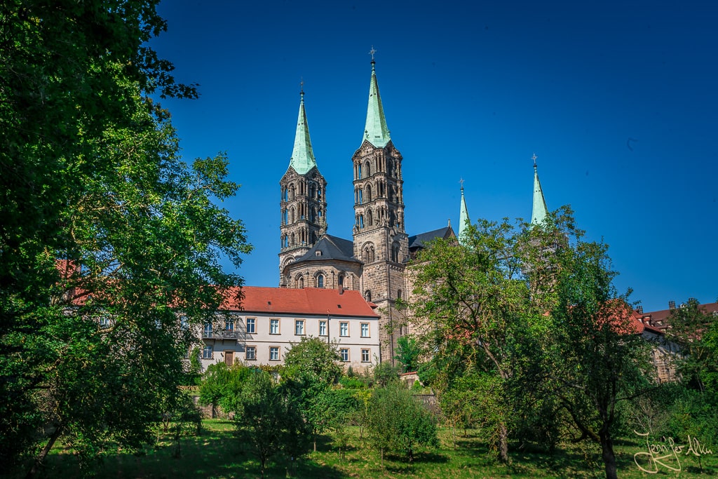 Dieses Bild zeigt die Außenansicht vom Bamberger Dom. Fotografiert von dem Fußweg im Domgrund