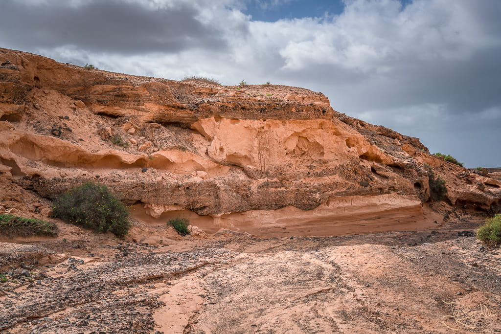 Hohe Felswand in der Barranco de los Enamorados Schlucht auf Fuerteventura