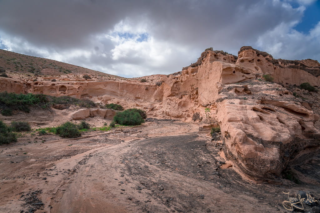 Hohe Felswände in der Barranco Encantado Schlucht auf Fuerteventura