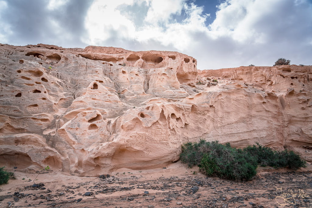 Durchlöcherte Felswand in der Barranco de los Enamorados auf Fuerteventura