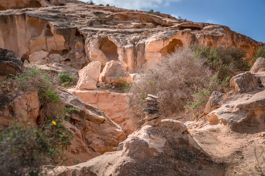 Felskulisse in der Barranco Encantado auf Fuerteventura mit beeindruckenden Formationen