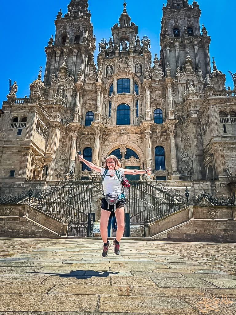 Pilgerin Jennifer Alka macht Freudensprung vor der Kathedrale von Santiago de Compostela