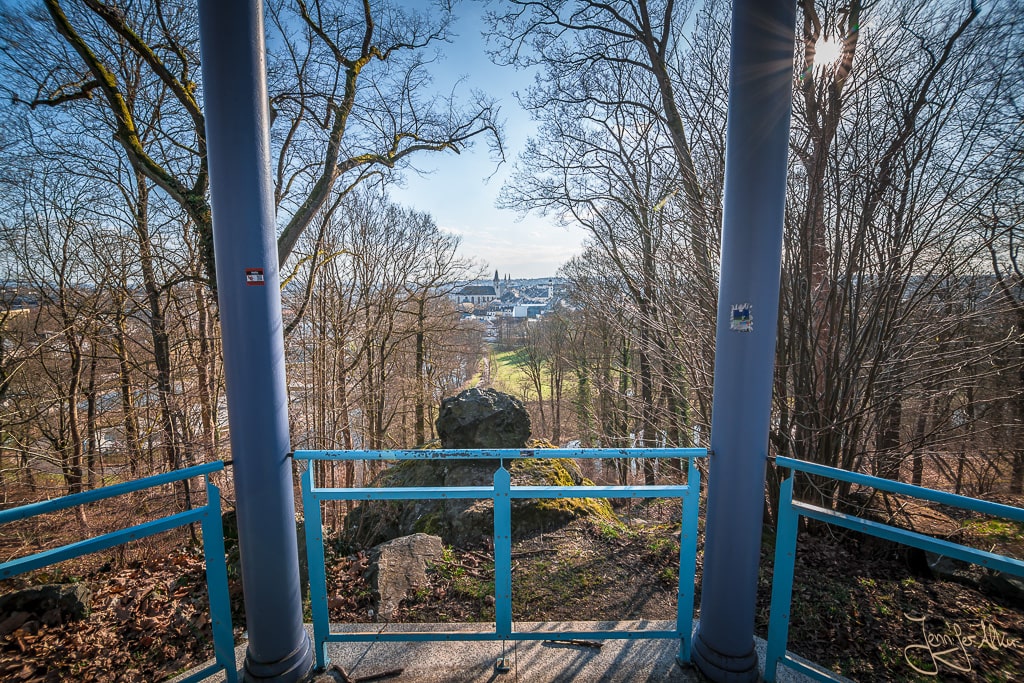 Dieses Bild zeigt die Aussicht vom Sonnentempel am Philosophenweg im Theresienstein Park