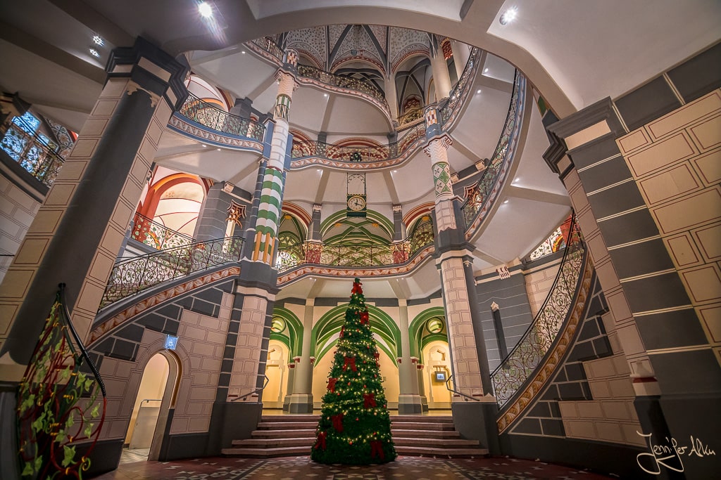 Dieses Bild zeigt die weihnachtliche Dekoration im Landgericht in Halle