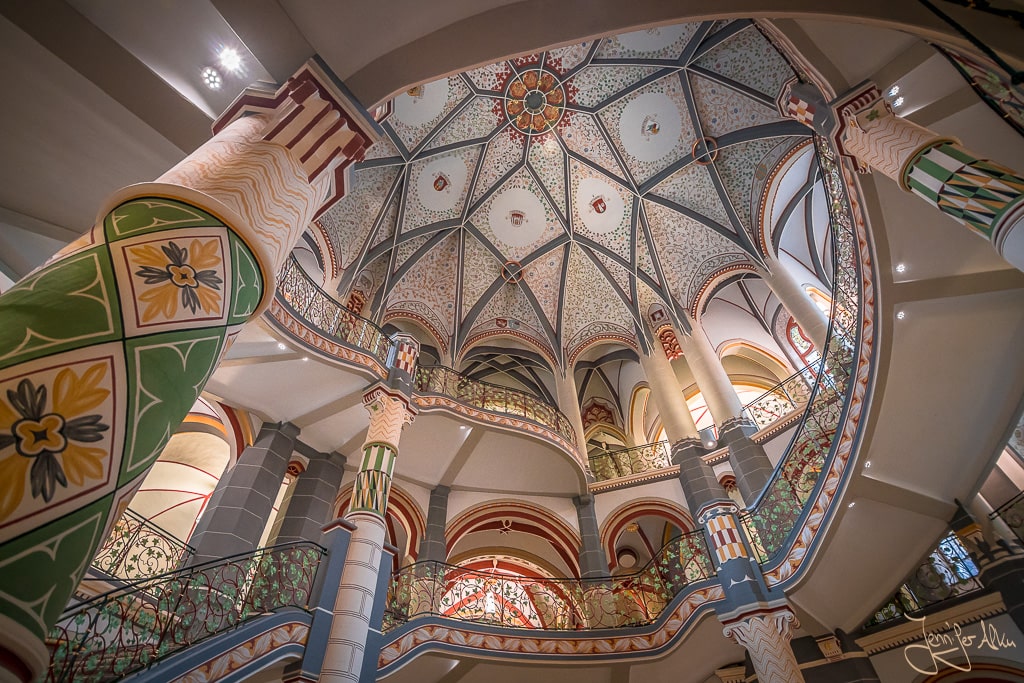 Dieses Bild zeigt das Treppenhaus im Landgericht Halle von unten nach oben fotografiert