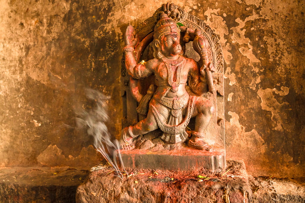 Schrein mit Räucherstäbchen Virupaksha Tempel Hampi