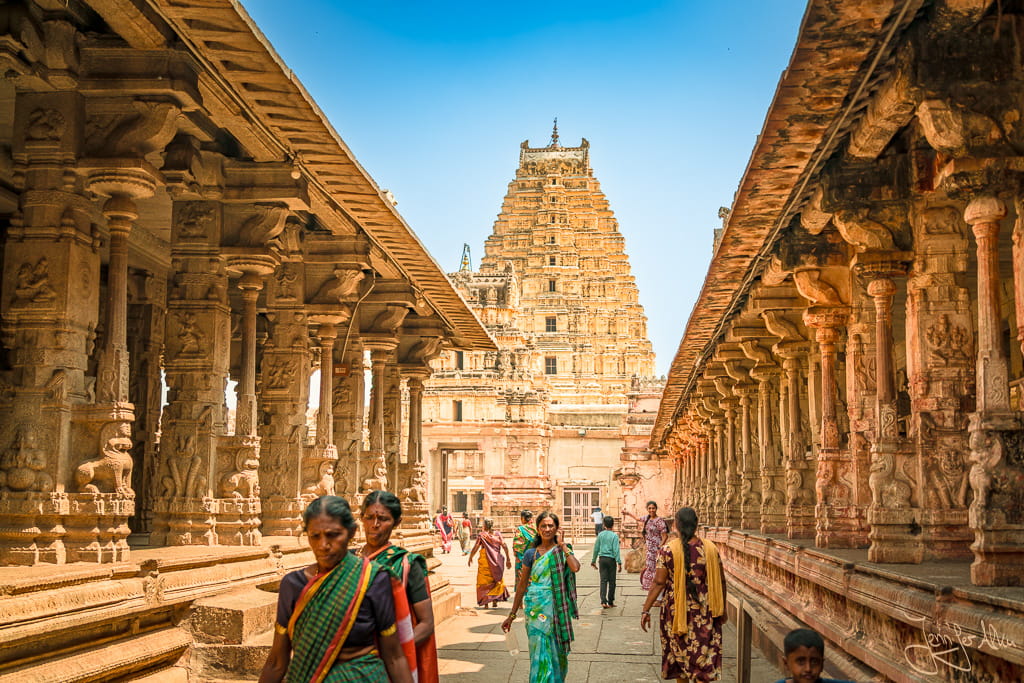 Gopuram Virupaksha Tempel Hampi mit buntem Treiben und Pilgern